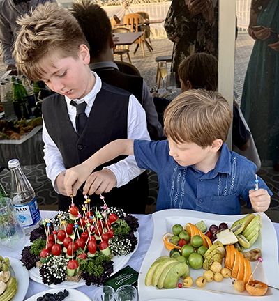 Dino and Hudson acquiring weapons